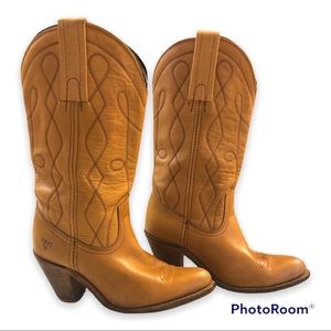 Vintage Frye! 6.5M EUC Could use a little polish, but in great vintage shape!